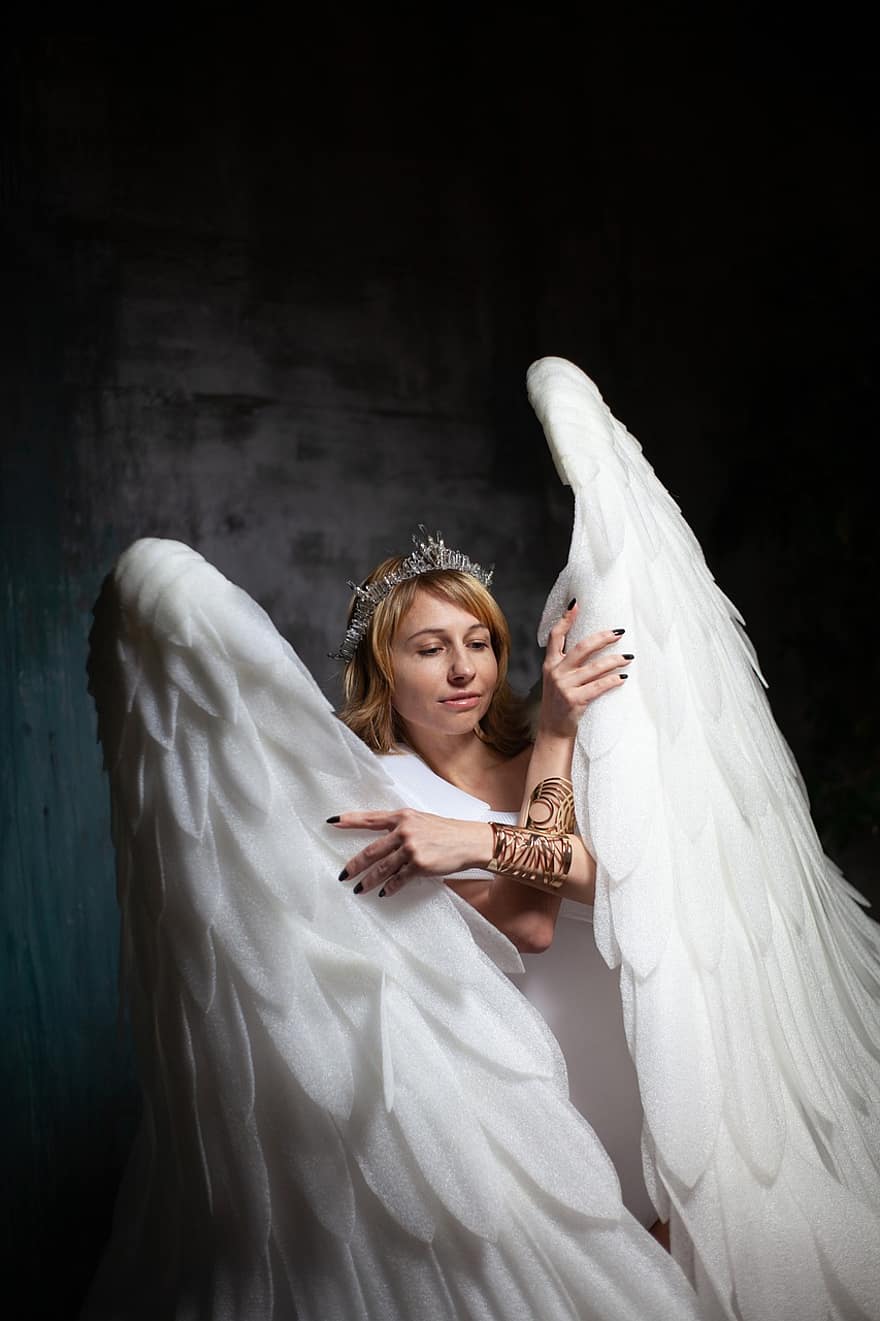 žena, Modelka, kostým, cosplay, anděl, křídla, Andělská křídla, bílá křídla, padlý anděl, koruna, peří