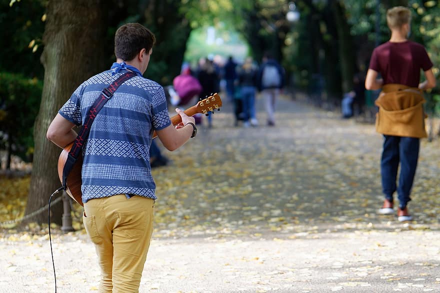 homme, Jeune, le garçon, en jouant, la guitare, parka, naturellement, l'automne, personnes