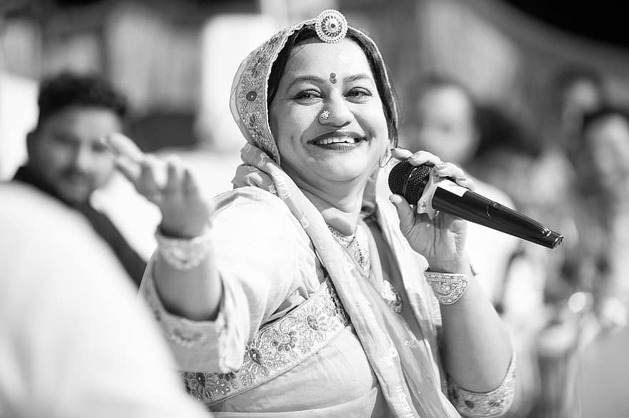 cantor, Cantora Asha Vaishnav, cantor indiano, microfone, performance no palco, Imagens do palco, peça de teatro, bhajan, mulheres, sorridente, homens