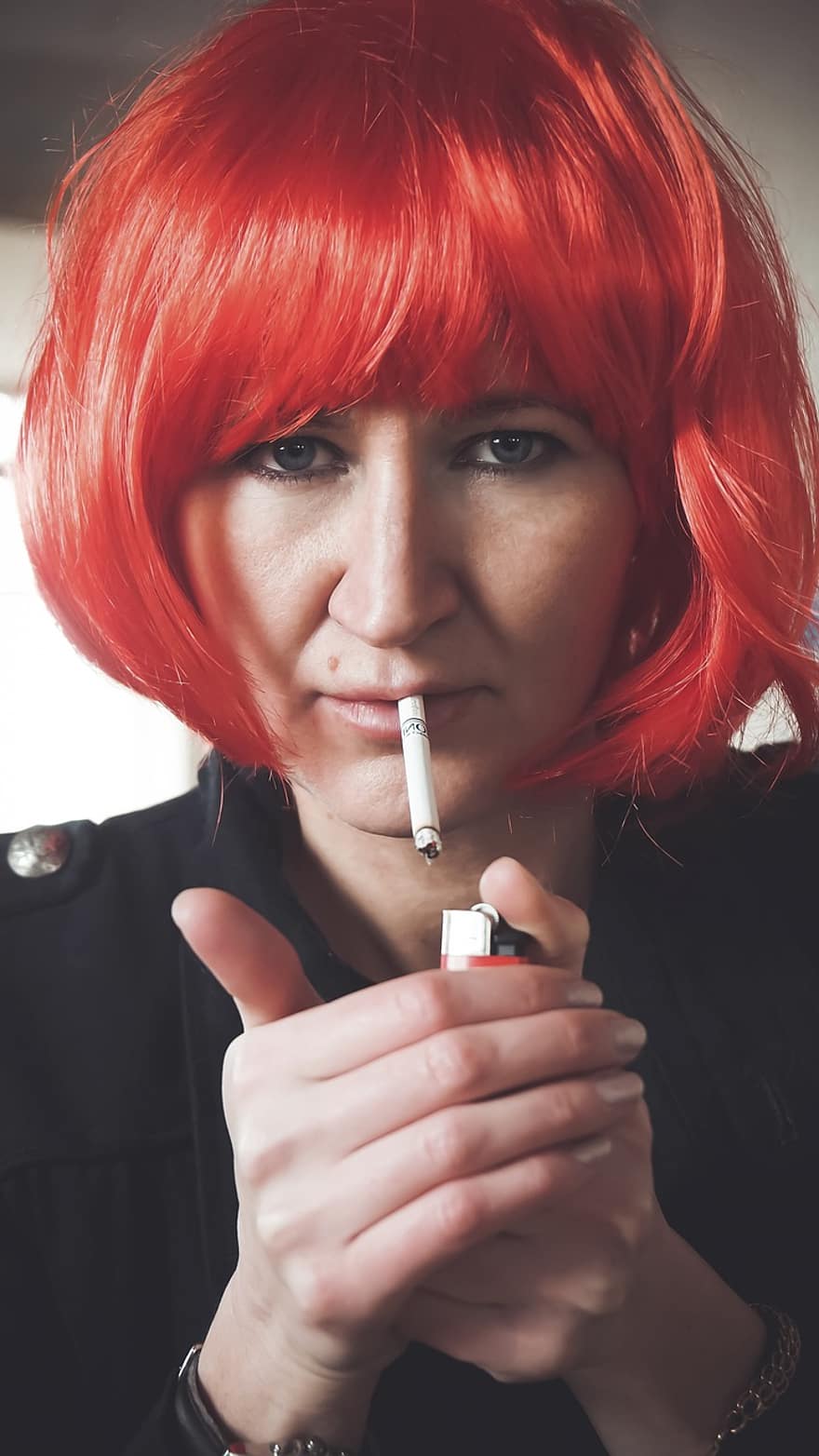 κορίτσι, τσιγάρο, περούκα, πορτρέτο, κάπνισμα, καπνιστής, θηλυκός, Γυναίκα Καπνίστρια, χτένισμα, κόκκινα μαλλιά