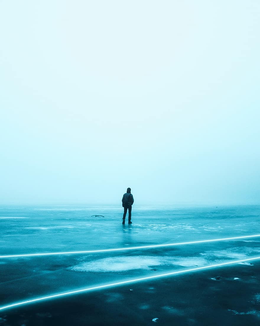talvi-, jäädytetty järvi, mies, miehet, vesi, yksi henkilö, aikuinen, sininen, siluetti, yksinäisyys, kävely