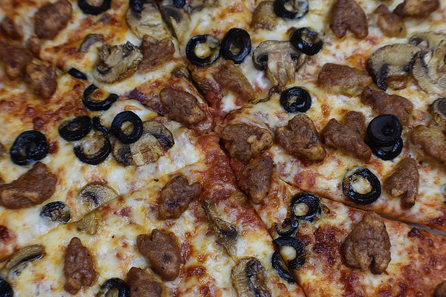 पिज़्ज़ा, खाना, थाली, फास्ट फूड, इटालियन सॉसेज, मशरूम, जैतून, काले जैतून, पनीर, टमाटर की चटनी, पिज़्ज़ेरिया