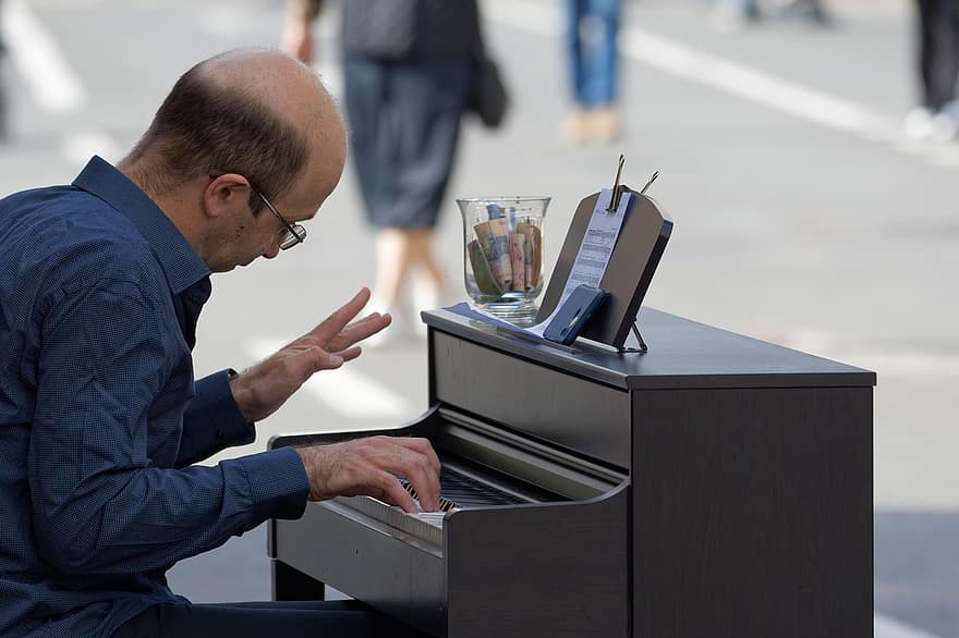 человек, музыкант, уличный артист, пианино, улица, электронная клавиатура, клавиатура, городской, люди, за работой, для взрослых