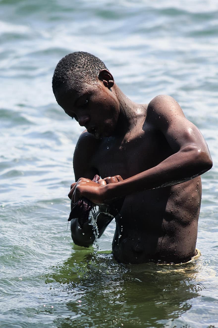 тийнейджър, плуване, на открито, Кампала, Уганда, един човек, хора, възрастен, вода, млад възрастен, мокър