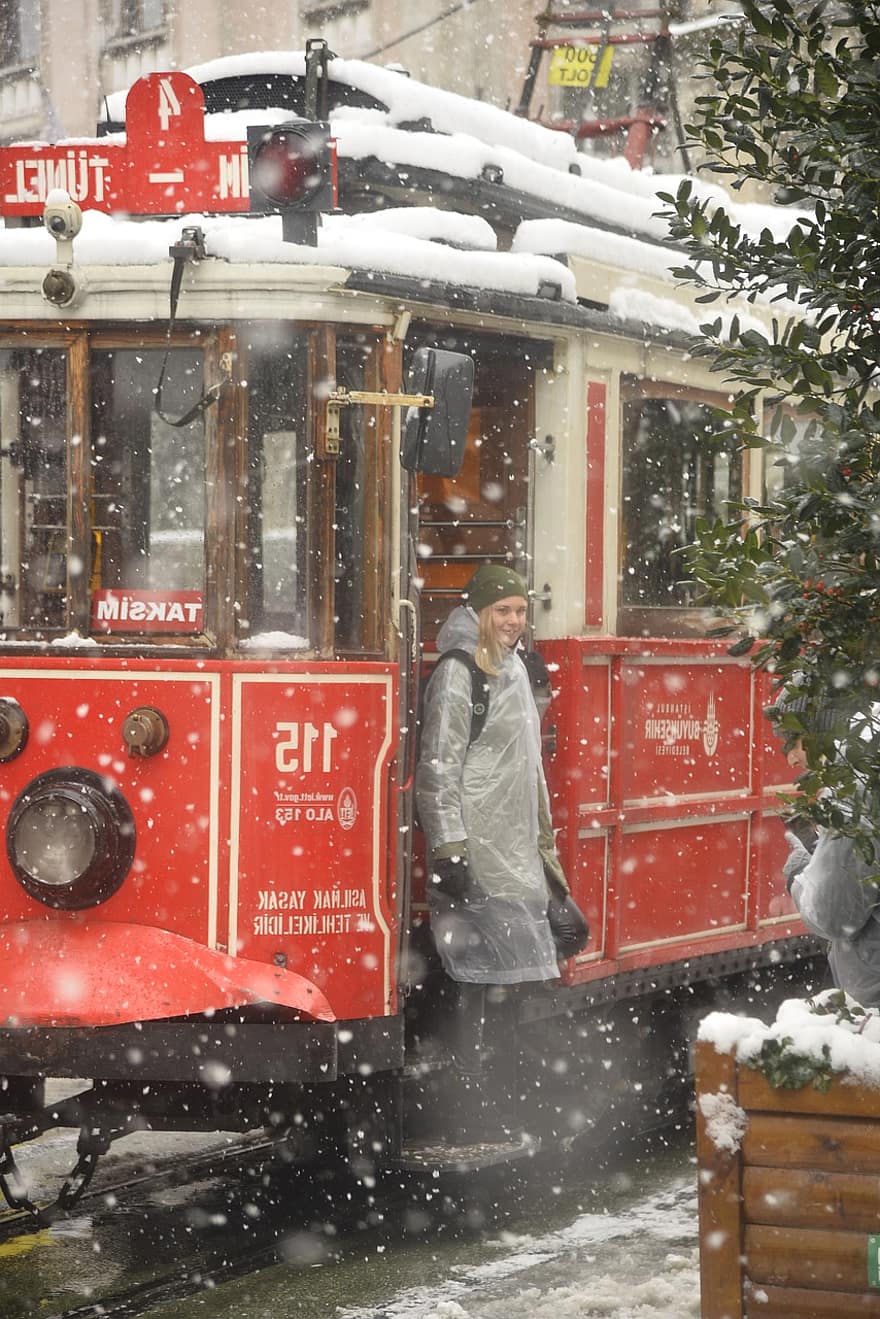 اسطنبول ، نوع من القطارات ، شتاء ، ثلج ، شارع ، ديك رومي ، رجال ، الثلج يتساقط ، بالغ ، شخص واحد ، الموسم