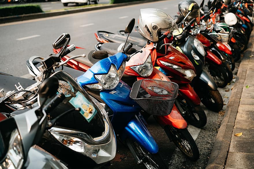 fortau, motorsykler, parkerte motorsykler, kjøretøyer, gate, vei, thailand, Asia, motorsykkel, transport, transportmiddel