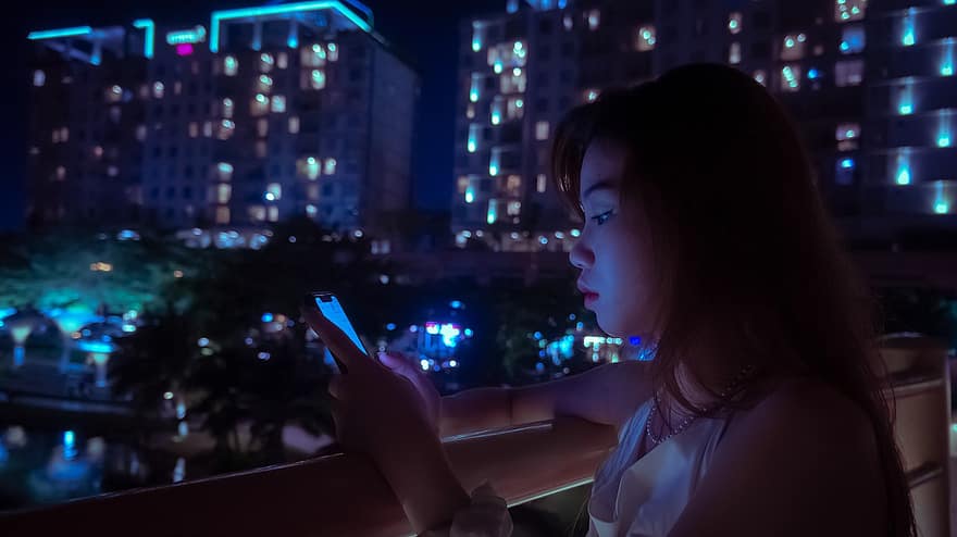đêm, đàn bà, thành phố, Việt Nam, một người, người lớn, thanh niên, lối sống, cuộc sống thành thị, điện thoại thông minh, đang nhìn
