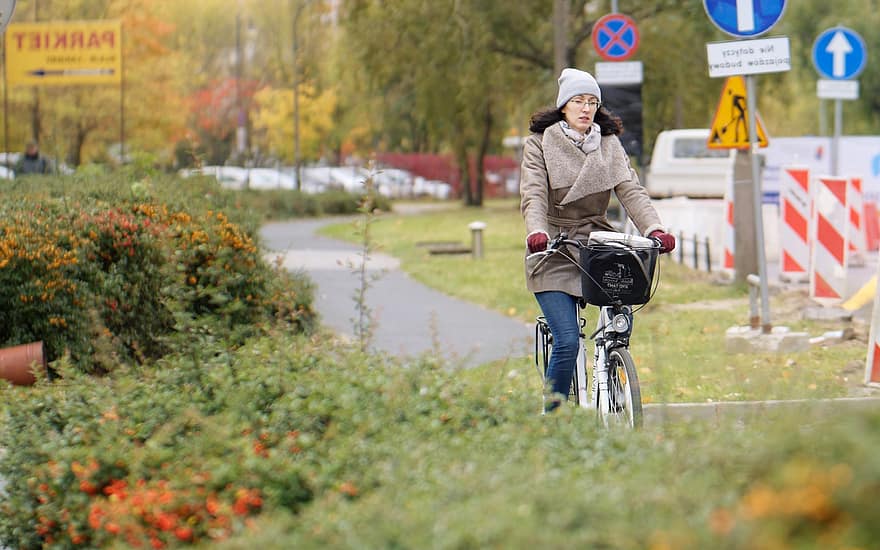 mujer, montar en bicicleta, calle, camino, viaje, carril bici, bicicleta, equitación, transporte, al aire libre, cobertura
