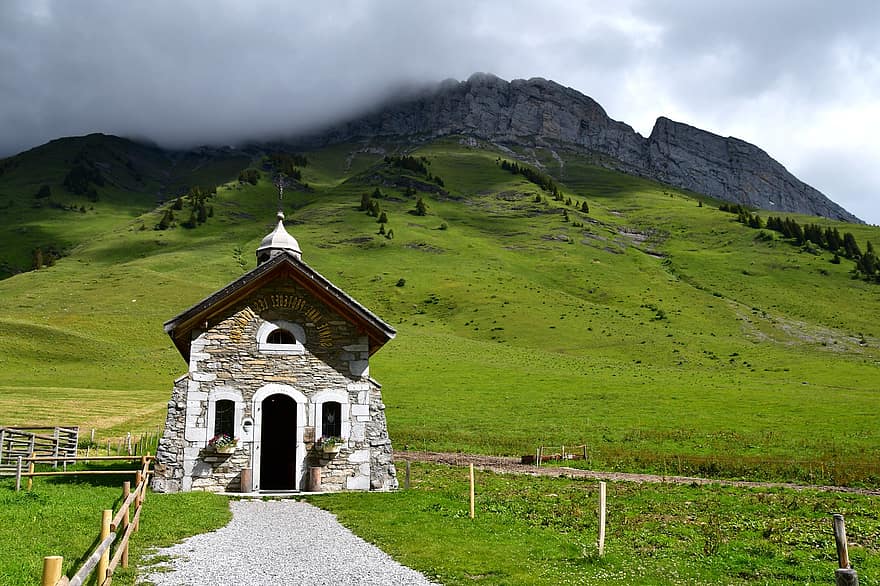 كنيسة صغيرة ، ممر جبلي ، جبال الألب ، المراعي ، ضباب ، طبيعة ، استمتع ، مروج
