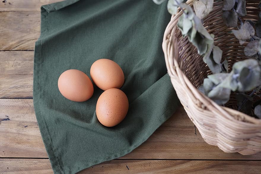 färska ägg, ägg, fortfarande liv, kycklingägg, mat, friskhet, trä, organisk, korg, närbild, bruka