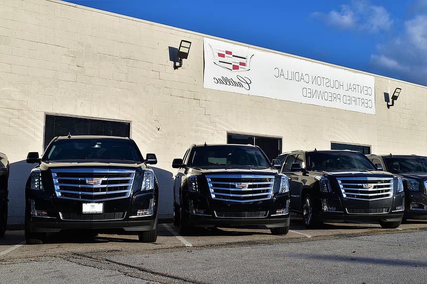 Cadillac Escalade внедорожник, Ряд грузовиков, Длинная колесная база, Спортивное издание, черный, Транспортные средства безопасности, бампер, логотип, передняя камера, Передняя внешность, строительство