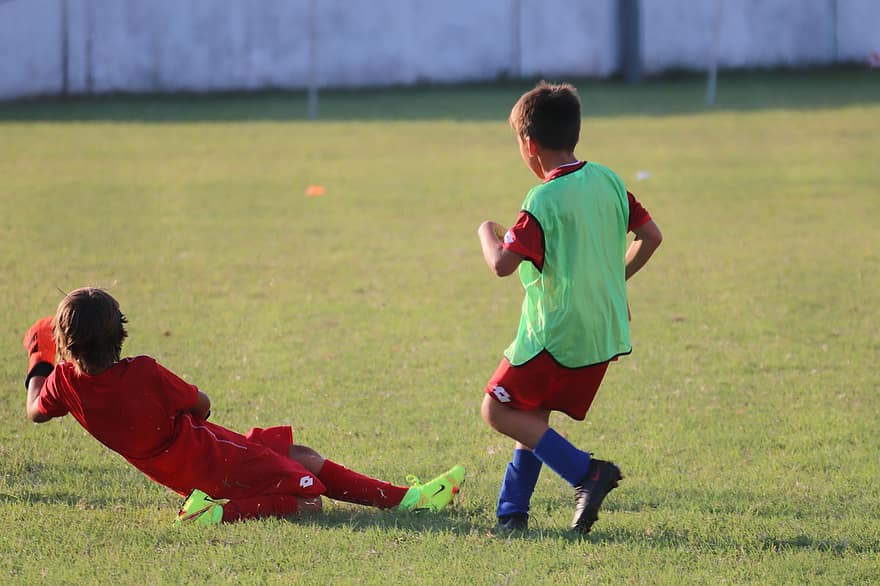 ฟุตบอล, การจับคู่, สนาม, เกม, กีฬา, เด็กชาย, เด็ก, เล่น, หญ้า, สนามเด็กเล่น, วิ่ง