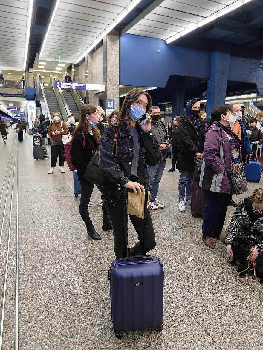 ludzie, stacja kolejowa, Czekanie, bagaż, Platforma, pandemiczny, maska, covid-19, podróżować