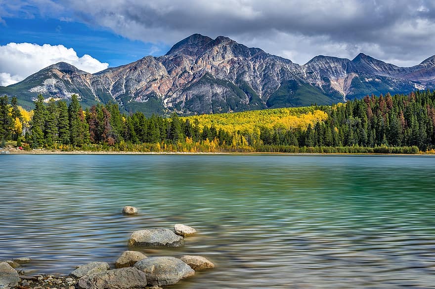 озеро, деревья, лес, горные породы, камни, банка, берег, облака, Национальный парк, пейзаж, Канада