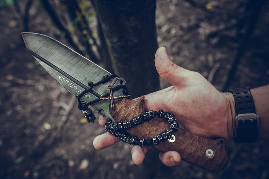 mes, jachtmes, gereedschap, wapen, Basisoverleving, Bos, bossen, Hand met een mes