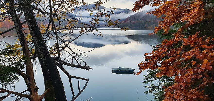 góry, jezioro, łódź, jesień, odchodzi, listowie, jesienne liście, kolory jesieni, sezon jesienny, spadek liści, spadek kolorów