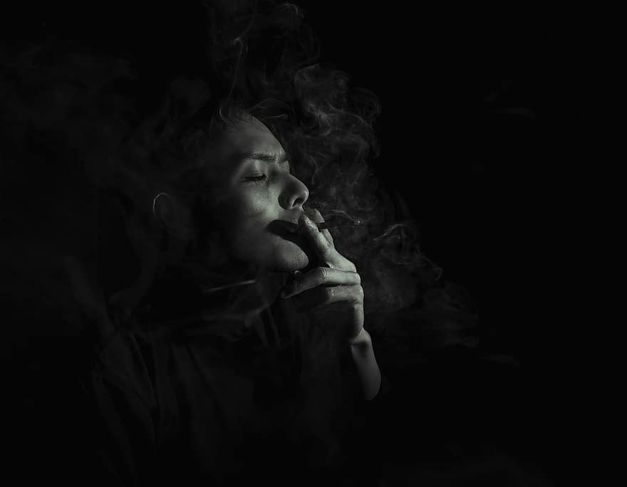 цигара, пушене, портрет, един човек, хора, Черно и бяло, възрастен, Дами, млад възрастен, черен фон, дим