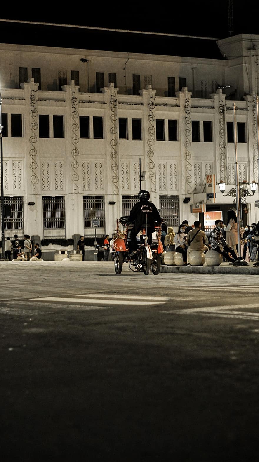 homem, bicicleta, fornecedor, vender, vendendo, cidade, noite, urbano