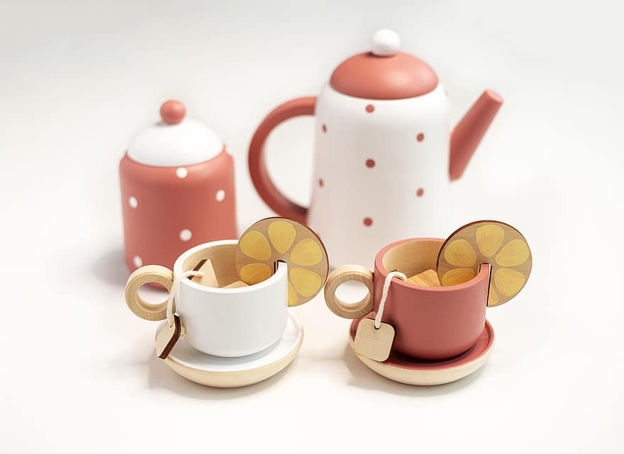 чаен комплект, Дървени чаши за чай, играчки, чаени чаши, чайник, захарница, чай, пакетчета чай, чаши, лимонови резенчета, халби