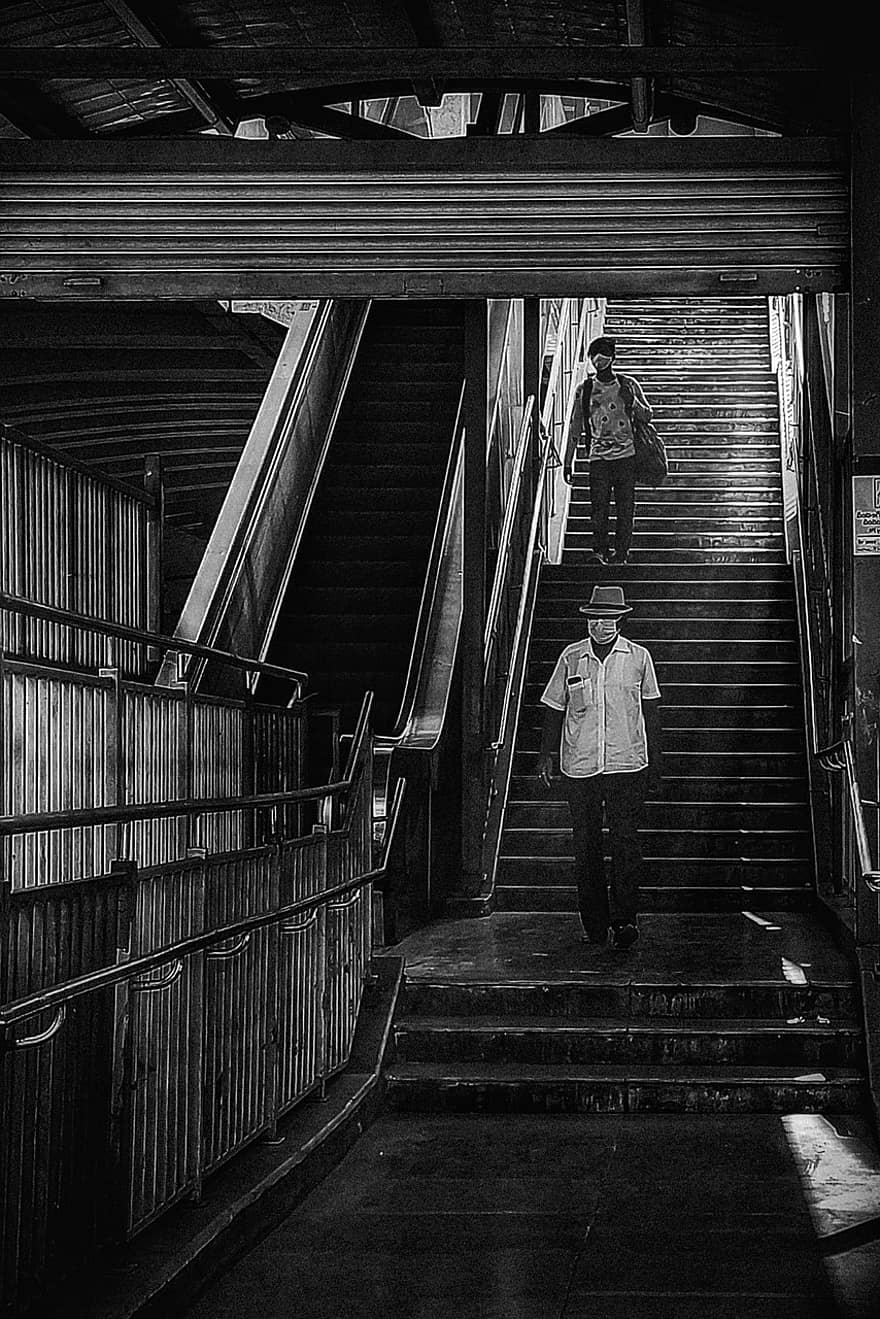 calle, hombre, subterráneo, estación, monocromo, hombres, escalera, arquitectura, en blanco y negro, adulto, para caminar