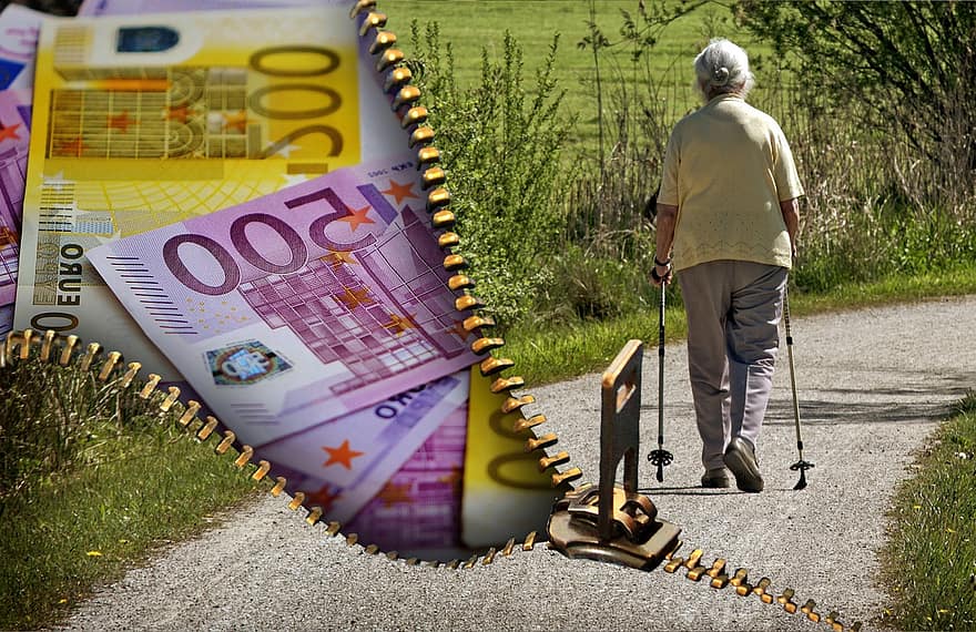 старые люди, пенсионеры, пенсия, Деньги, валюта, евро, Денежные средства и их эквиваленты, денежная купюра, денежные монеты, повышение пенсии, пенсионная реформа