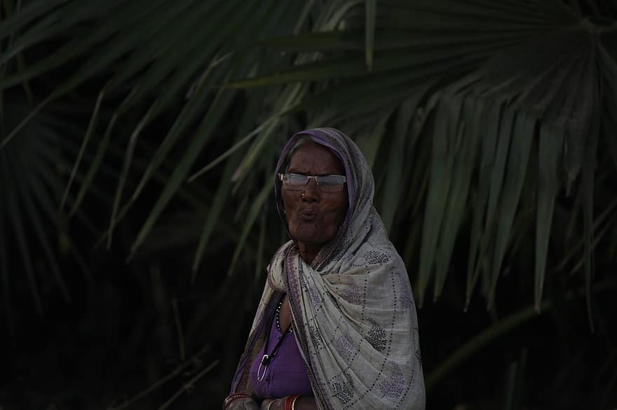 veca dāma, Indijas vecā lēdija, sieviete, vecs, ciemats, Indijas ciems, potrait, naktī, vīriešiem, viens cilvēks, pieaugušais
