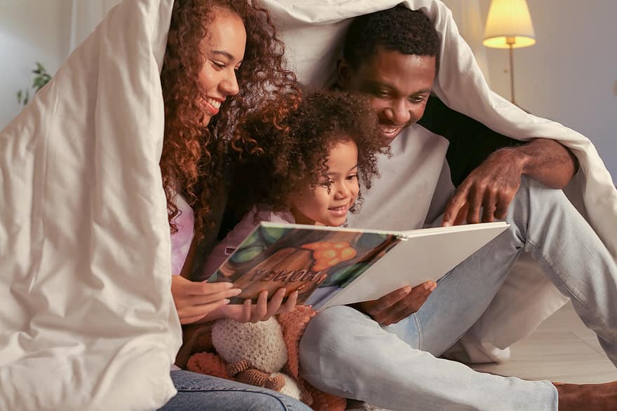 الآباء ، طفل ، الصفحة الرئيسية ، قراءة ، أسود ، أسرة ، ابنة ، فتاة ، الآب ، رجل ، سعيدة