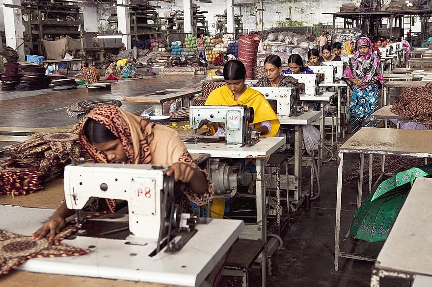 donne, lavoratori, cucire, fabbrica, industria, produzione, Dacca, bangladesh
