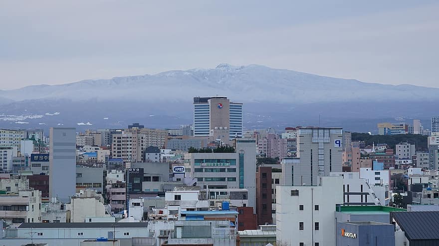 Città di Jeju, città, edifici, urbano, paesaggio urbano, grattacieli, montagna, vulcano, Hallasan, inverno, Jeju-do