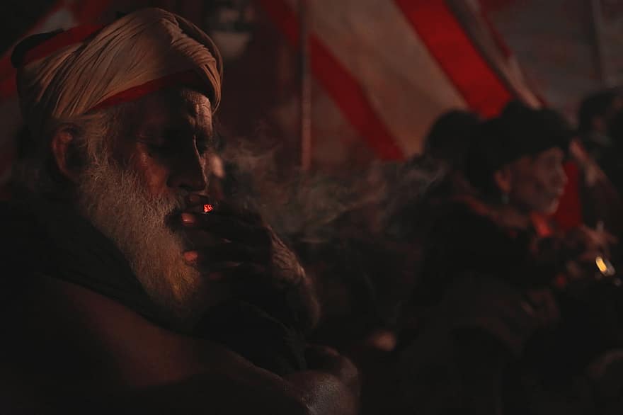 Старий чоловік, куріння, ніч, вечірній, сигарету, куріння сигарет, портрет, Пакистан, Елонмуск, тесла, людина