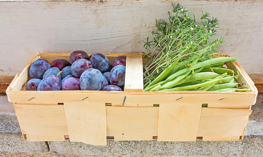 vaisių krepšys, vaisiai ir daržovės, slyvos, pupelės, pikantiškas, krepšelis, derlius, maisto, bio, šviežias, vaisiai