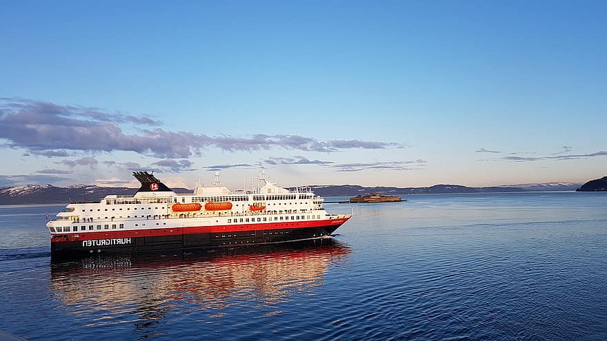 norge, Hurtigruten, skib, fjorden, krydstogtskib, krydstogt, ferie, hav