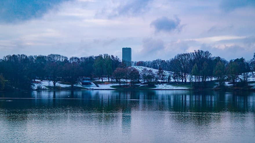 озеро, зима, o2 вежа, Мюнхен, Лерхенауер див, сніг, хмарочос, Німеччина, води, рефлексія, краєвид