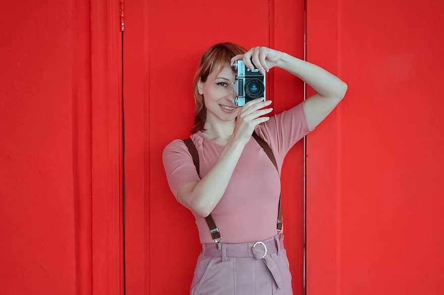 nainen, kamera, vuosikerta, vanha kamera, retro, punainen seinä, punainen ovi, kirkas, vintage-kamera, nostalgia, valokuvaus