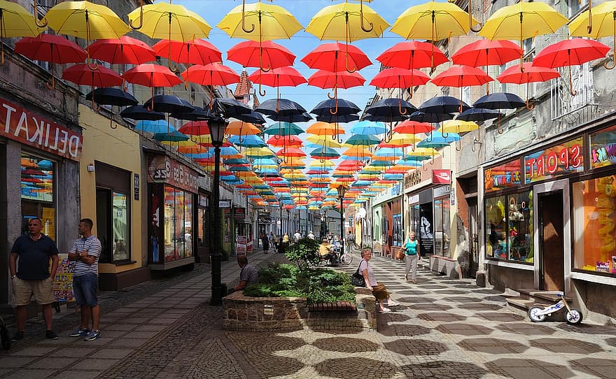 színes esernyők, színes napernyők, utcai dekoráció, esernyők, sétány, függő napernyők, város, Lengyelország, esernyő, kultúrák, városi élet