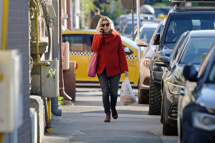 mulher, calçada, caminhando, rua, oculos escuros, chamada telefónica, urbano, carros