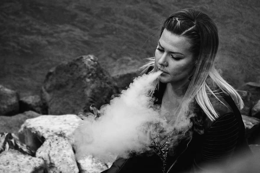 đàn bà, hút thuốc, thuốc lá điện tử, khói bụi, con gái, một người, người lớn, đen và trắng, lối sống, thanh niên, thuốc lá