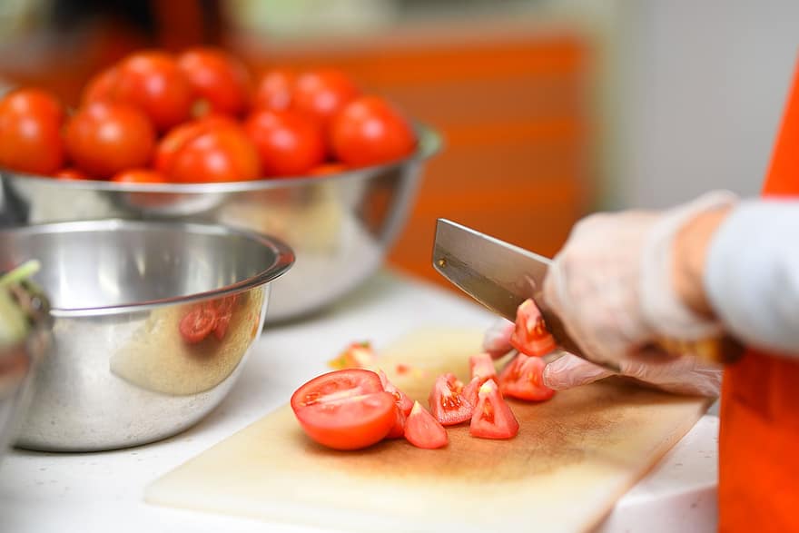 Küche, Tomaten, Tomaten schneiden, Tomate, Gemüse, Kochen, Lebensmittel, Frische, Haushaltsküche, gesundes Essen, Schneiden