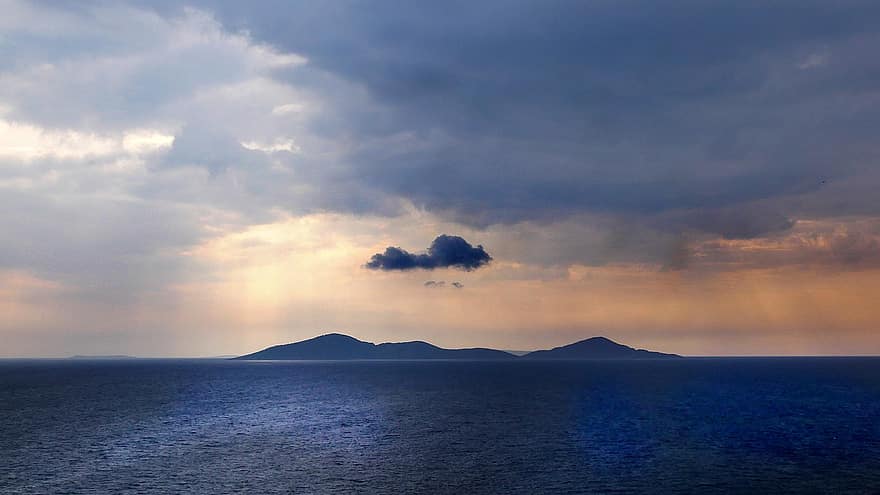 vista do mar, mar, oceano, oceano azul, mar azul, agua, ilha, nuvens escuras, céu nublado, horizonte, skyline