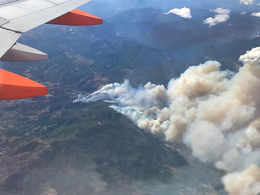 Pxclimaacció, incendi forestal, Fum d'altitud, fum, núvol de fum, Passatge del foc, vista d’avió, muntanya, volant, avió, vehicle aeri