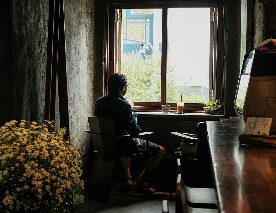 vecāka gadagājuma cilvēks, skatoties no loga, mājas, relaksējoša