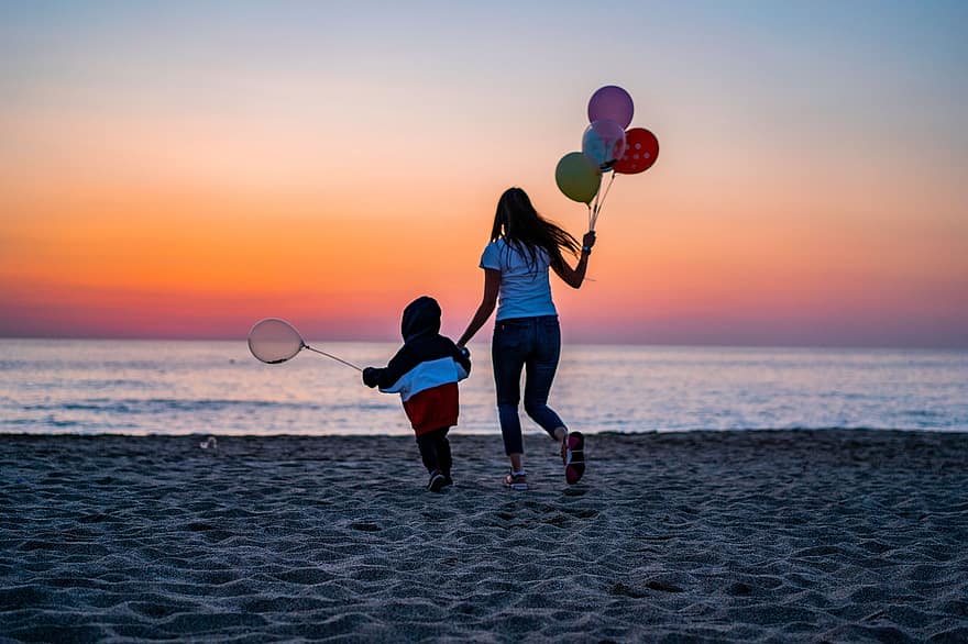 балони, океан, щастие, плаж, море, заедно, ваканция, начин на живот, семейство, лято, щастливи хора