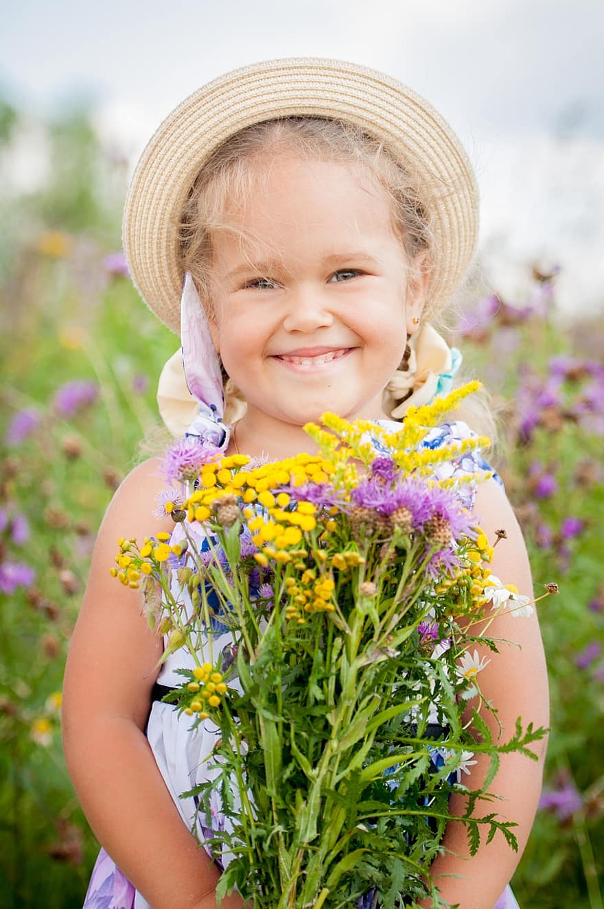 девушка, цветы, шапка, поле, луг, дитя, счастье, радость, улыбка
