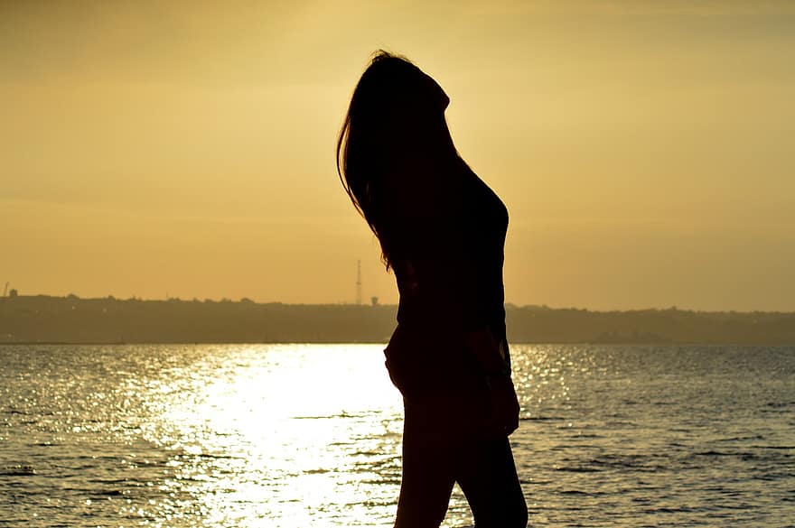 silhouette, kvinne, pike, hav, sol, vann, kveld, solnedgang på sjøen