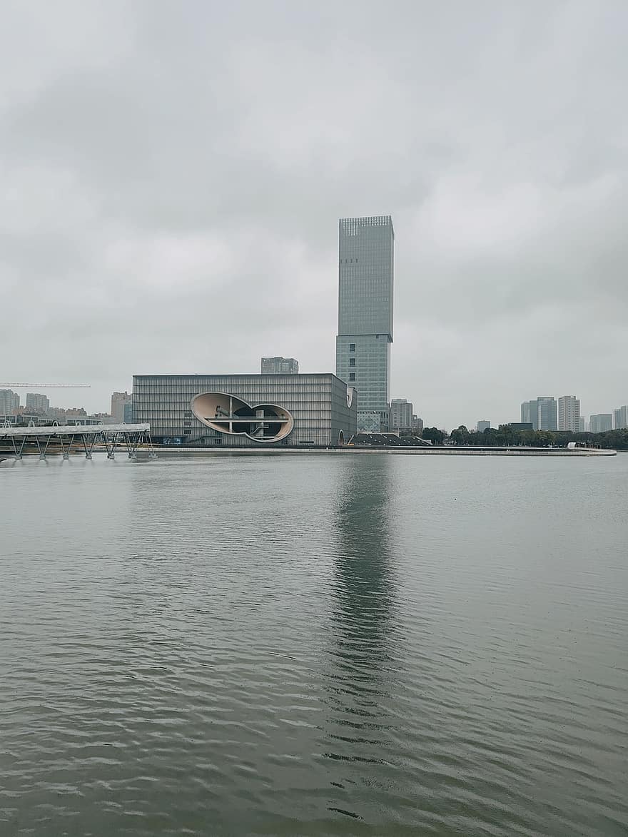 molnig dag, sjö, stad, Shanghai Poly Theatre, Shanghai Poly Grand Theatre, arkitektur, skyskrapa, stadsbild, känt ställe, byggnad exteriör, byggd struktur