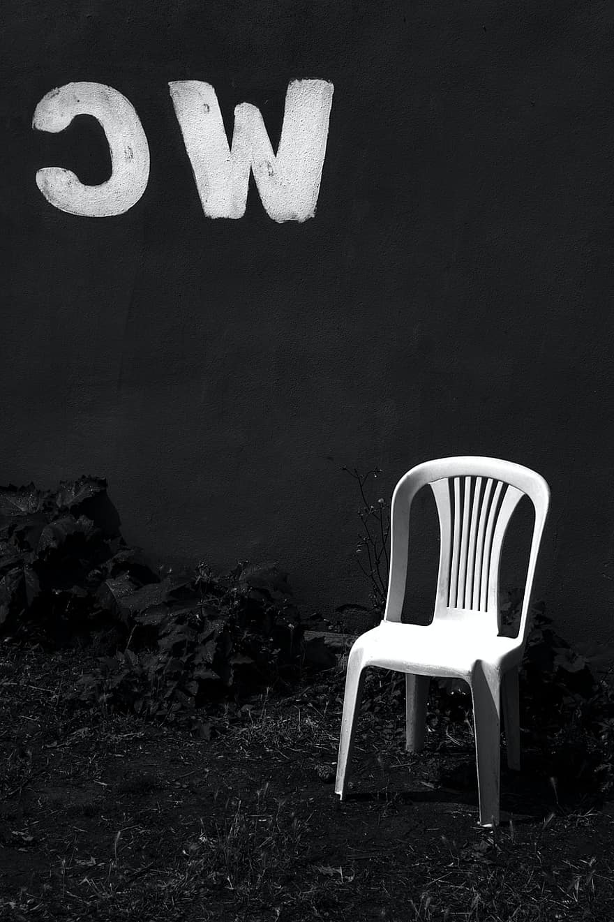 silla, silla de plástico, al aire libre, antiguo, en blanco y negro, sucio, abandonado, pared, característica del edificio, asiento, adentro