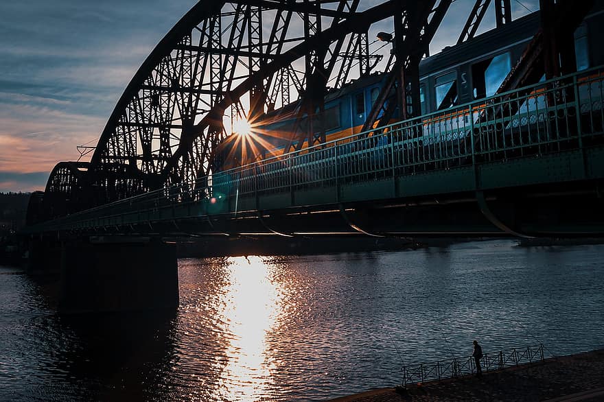 Brücke, Zug, Fluss, Eisenbahnbrücke, Moldau, Prag, die Architektur, historisch, Eisenbahn, Transport, Sonnenuntergang