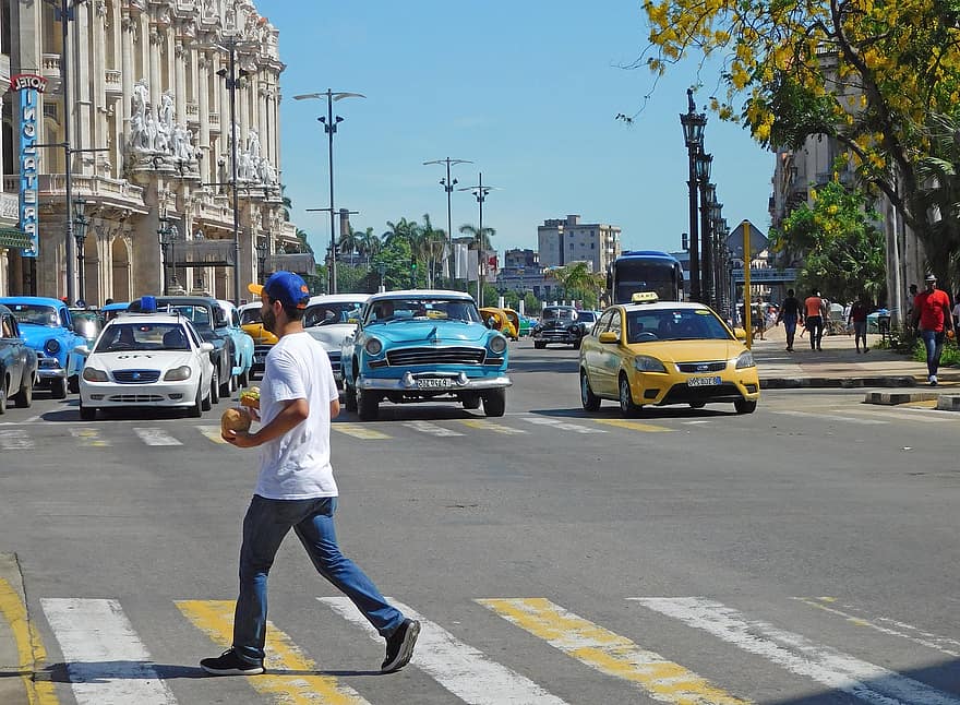 쿠바, 아바나, 도로, 사람들, 자동차, 횡단 보도, 문화, 여행, 도시의 삶, 차, 남자