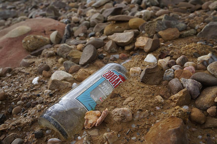 τολμηρός, πέτρες, δεξαμενή, απόβλητα, γυάλινο μπουκάλι, σκουπίδια, άμμος, μπουκάλι, πλαστική ύλη, γκρο πλαν, ανακύκλωση