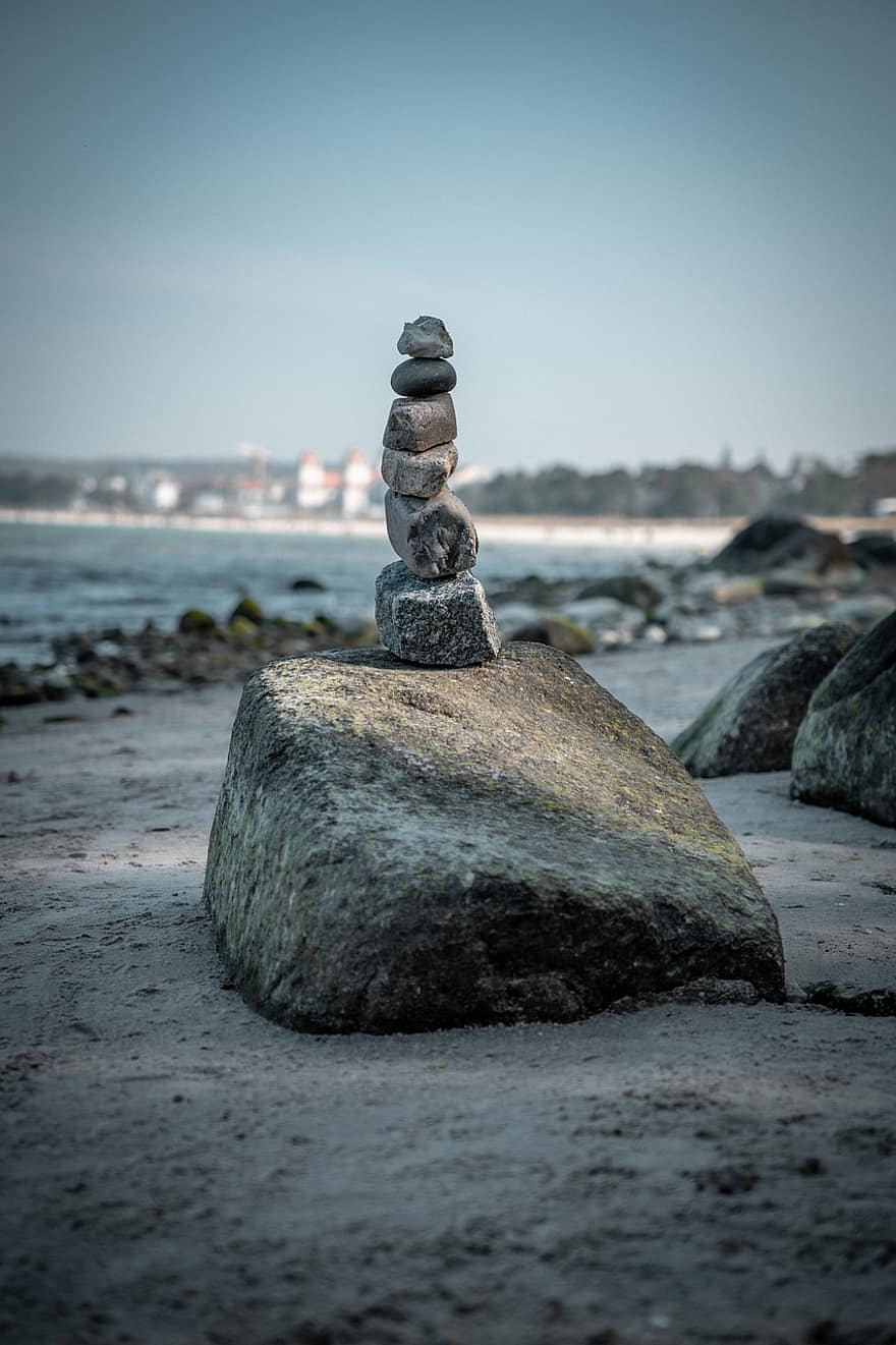 каменная пирамида из камней, каменный стек, пляж, горные породы, камни, природа, Рюген, Балтийское море, море, берег, камень
